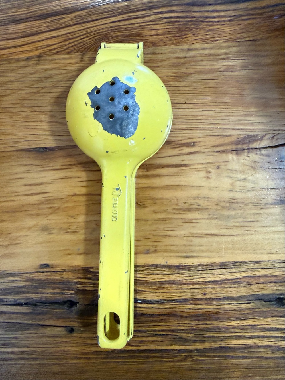 METALTEX Manual Press Citrus Lemon Juicer, Yellow Metal Vintage/Retro 10 oz